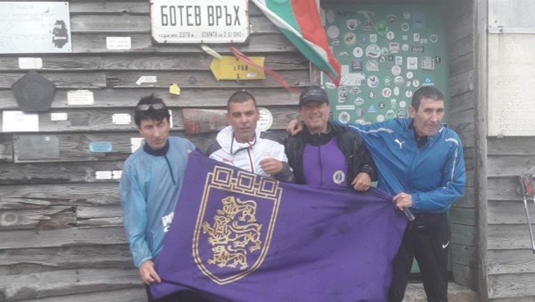 Съученици на Трифон Иванов почетоха паметта му на връх Ботев