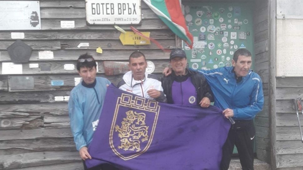 Съученици на Трифон Иванов почетоха паметта му на връх Ботев