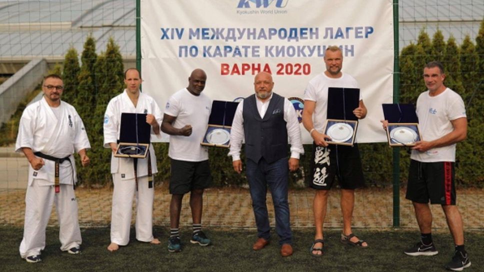 Кралев връчи почетен плакет на ММС на световни звезди в бойните спортове