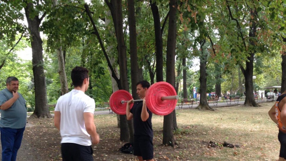 Млади русенски щангисти с открит урок в парка