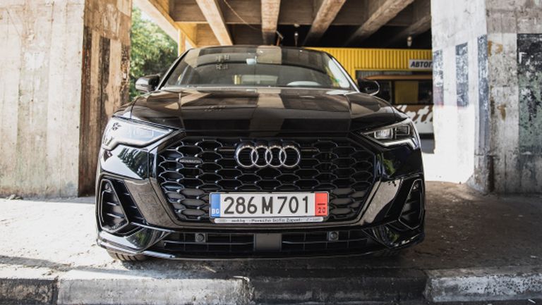 Audi Q3 Sportback те гледа. Точно както ти него