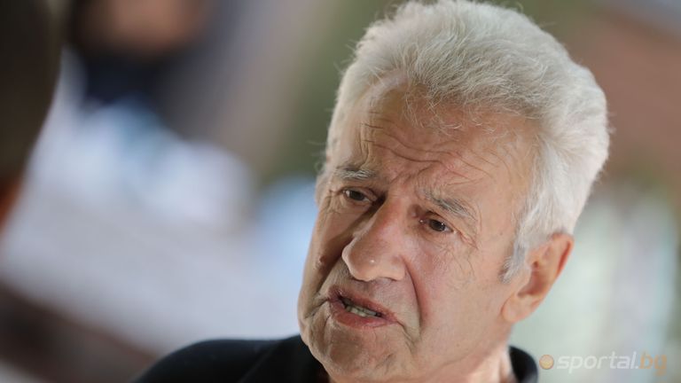 Една от големите легенди на българския футбол Добромир Жечев навършва