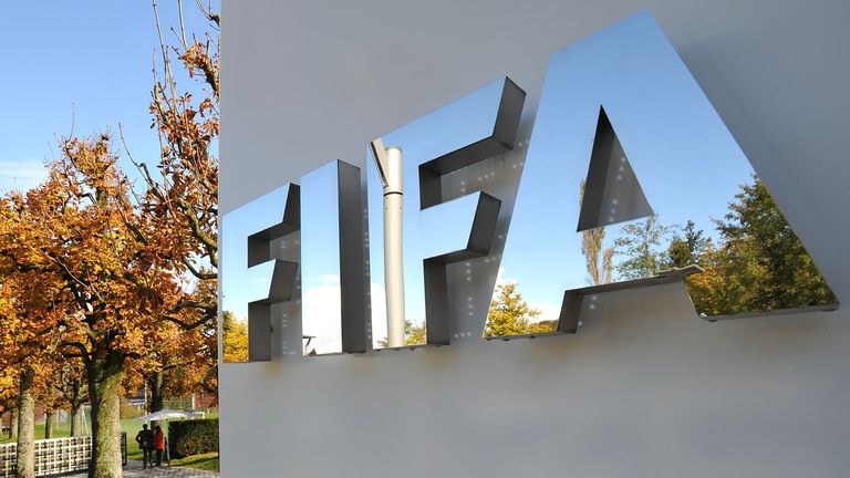 Десетки хора протестираха днес пред Музея на ФИФА в Цюрих
