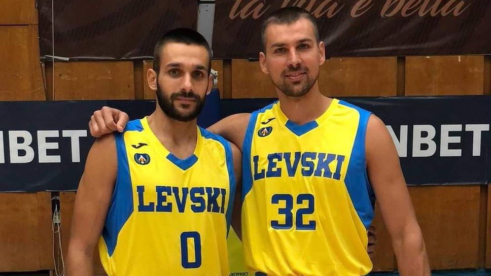 Братя Захариеви позираха с екипа на Левски