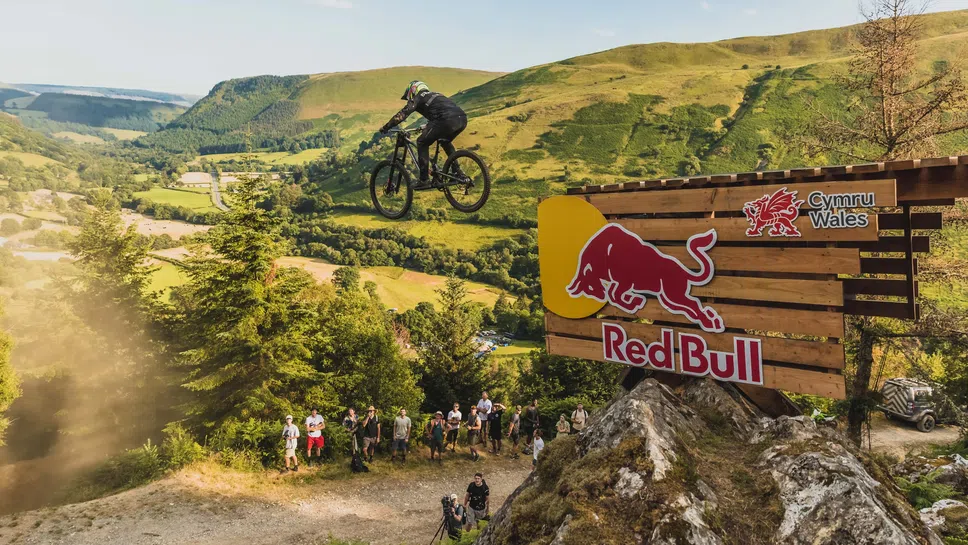 Голдстоун дебютира със злато в най-трудното състезание по планинско колоездене