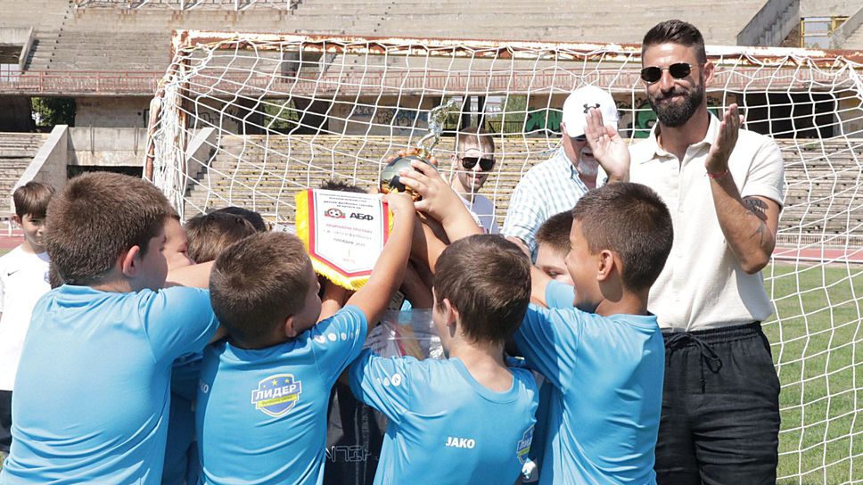 Димитър Илиев награди шампионите от Лидер (Ягодово) в турнир за Купата на АБФ в Пловдив
