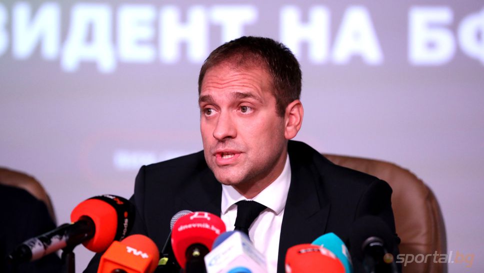 Стилиян Петров дава пресконференция
