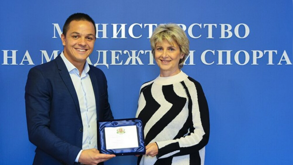 Министърът на спорта Весела Лечева награди плувеца Цанко Цанков