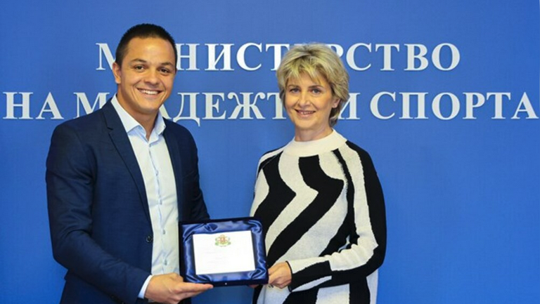 Министърът на младежта и спорта Весела Лечева връчи почетен плакет