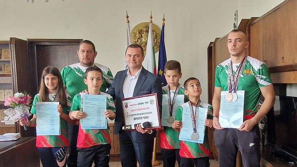 Кметът на Русе награди с парични премии световните шампиони и вицешампиони по джу-джицу от клуб "Динамо"