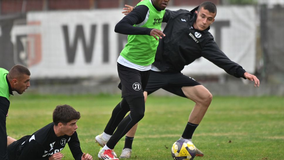 Закрита учебна игра за Локомотив (Пд)