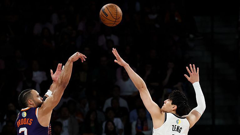 Куриозен момент от контролите в НБА: Финикс смая всички с 5 поредни "тухли" за 30 секунди