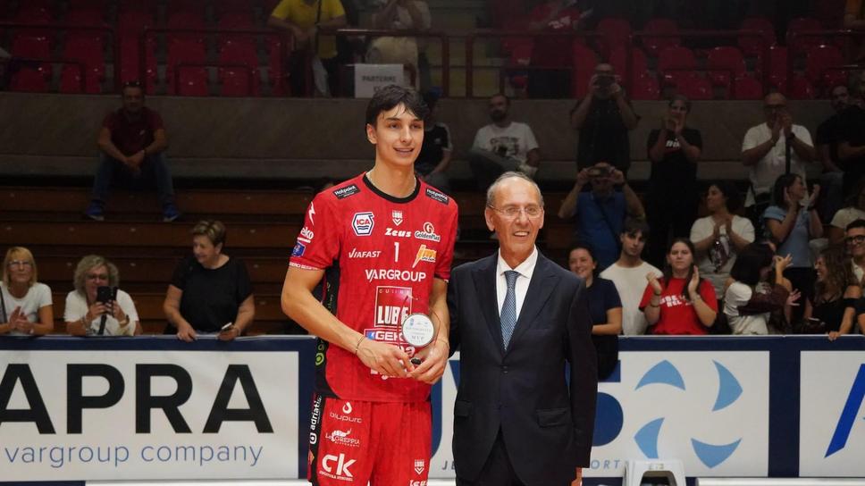 Симеон Николов стана MVP, Лубе триумфира с „Йези Волей Къп“ след български сблъсък на финала