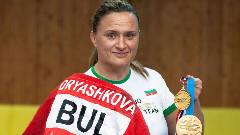 Матея и магията на първата Коледа на мама