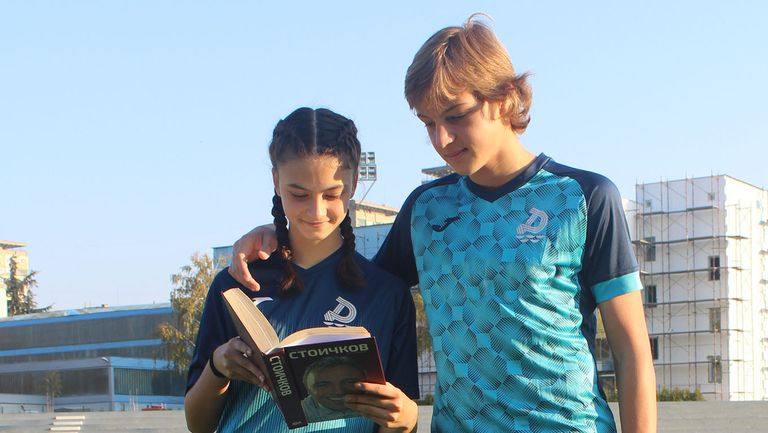 Стотици футболисти от ФК Дунав Русе ще заменят смартфоните си