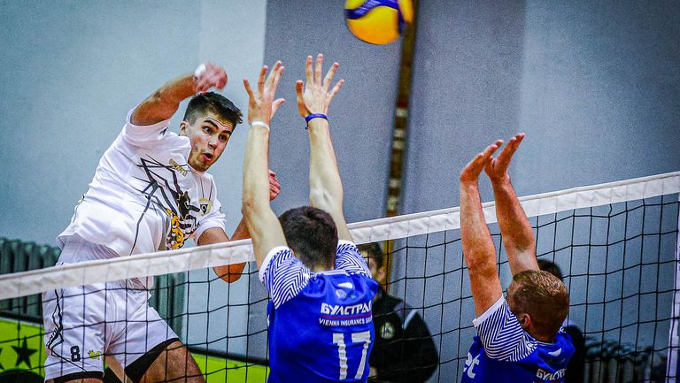 Диагоналът на волейболния Славия Апостол Боянов ще продължи кариетата си