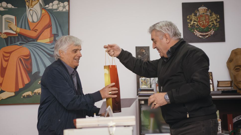 Кметът на Мездра поздрави хандбалния треньор Емил Николов по случай 70-ия му юбилей