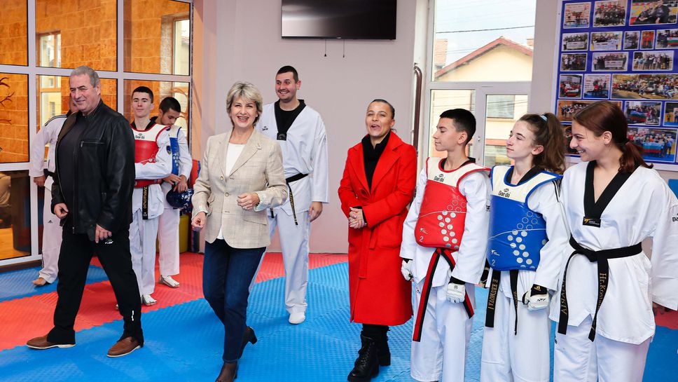 Министър Весела Лечева обсъди проблемите на спорта в община Своге