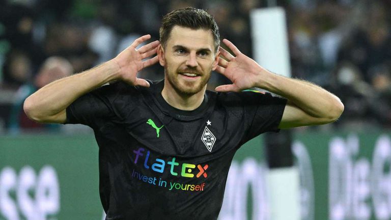 Борусия Мьонхенгладбах спечели с 4 2 сблъсъка с Борусия Дортмунд от