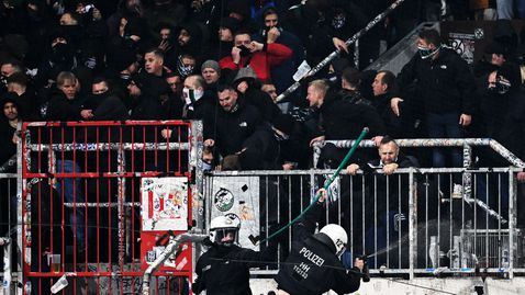 Фенове и полицаи се биха на мач от Втора Бундеслига