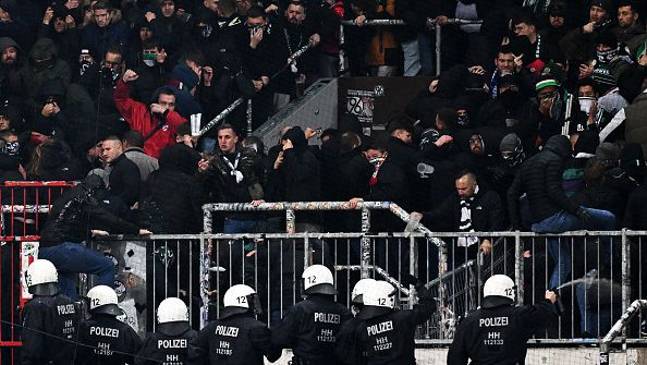 Фенове и полицаи се биха на мач от Втора Бундеслига