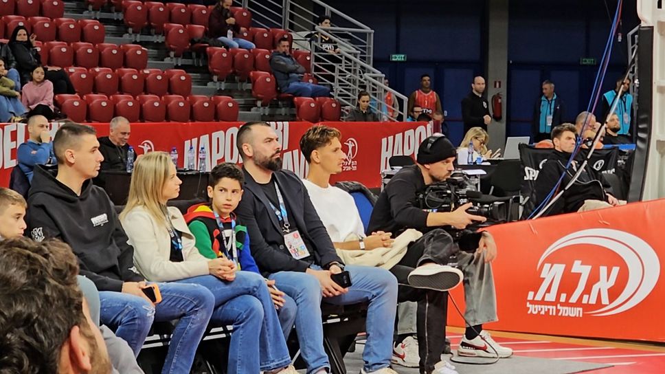 На живо от София: Играч на футболния Апоел Тел Авив подкрепя тима на Итудис