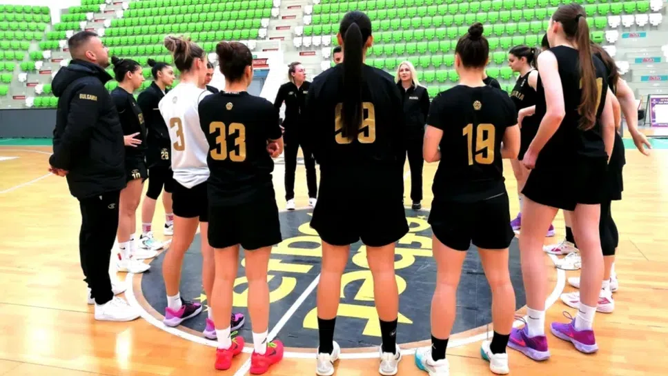 Женският национален отбор на България по баскетбол замина късно снощи