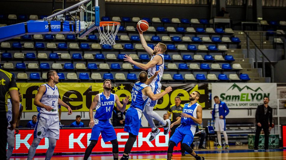 Рилски спортист и Левски продължават гонитбата на върха