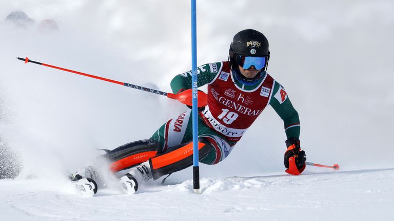 Най добрият български състезател в алпийските ски Алберт Попов не успя