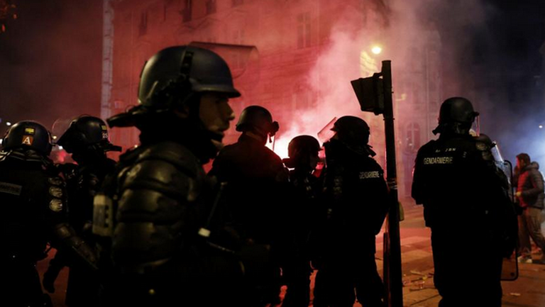 Полицията в Париж арестува 42 души по време на масовите