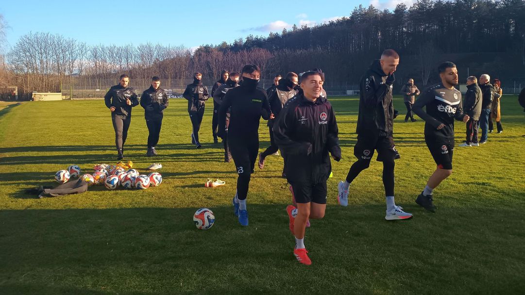 Офанзивен футболист и бек търсят в Локо (Мездра)