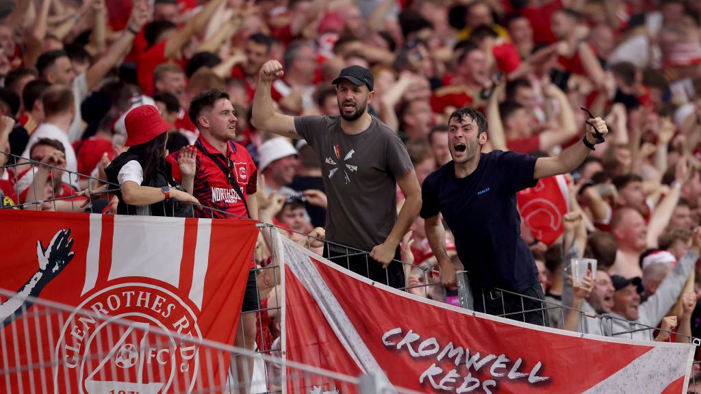 Фен беше осъден на 18 месеца затвор, след като причини тежка травма на играч от отбора