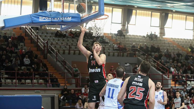 Олимпиакос постигна победа №15 в гръцката баскетболна лига след като