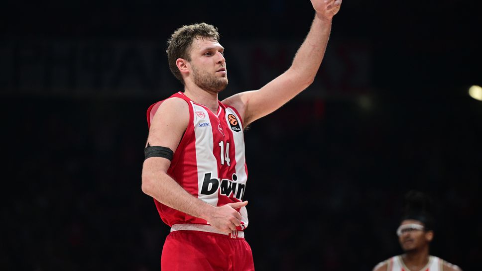 Феноменален Везенков изстреля Олимпиакос към победата срещу Цървена звезда пред погледа на Джокович