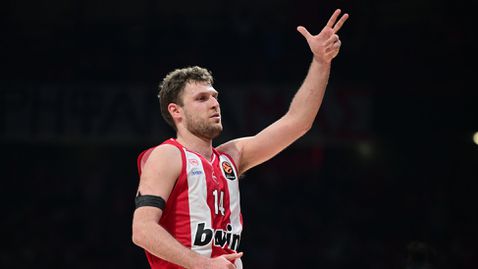 Феноменален Везенков изстреля Олимпиакос към победата срещу Цървена звезда пред погледа на Джокович