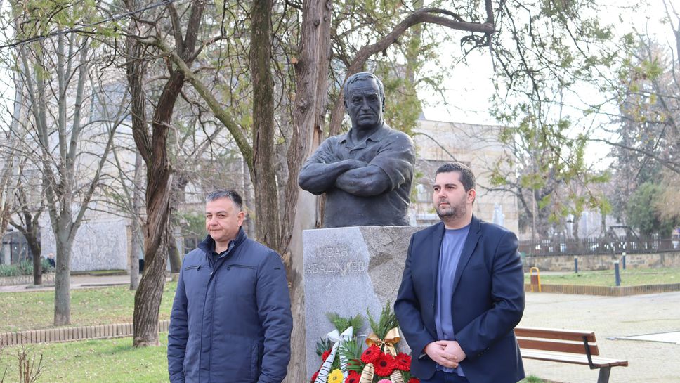 С поднасяне на венци и цветя пред паметника на Иван