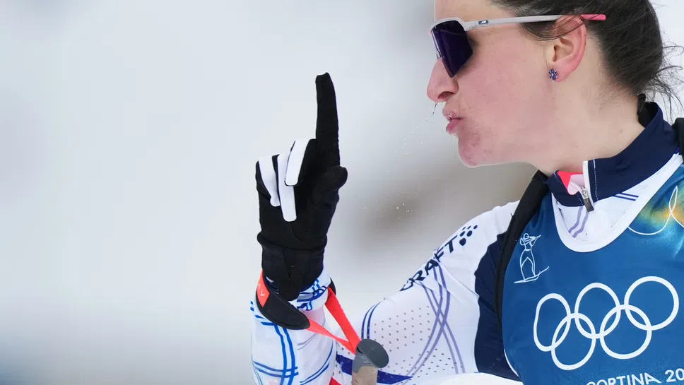 Френската биатлонистка Жулия Симон сложи пръст на устните си докато