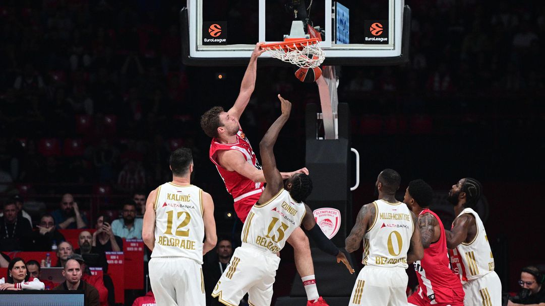 Невероятното и неочаквано изпълнение, с което Везенков вдигна феновете на крака в Пирея!