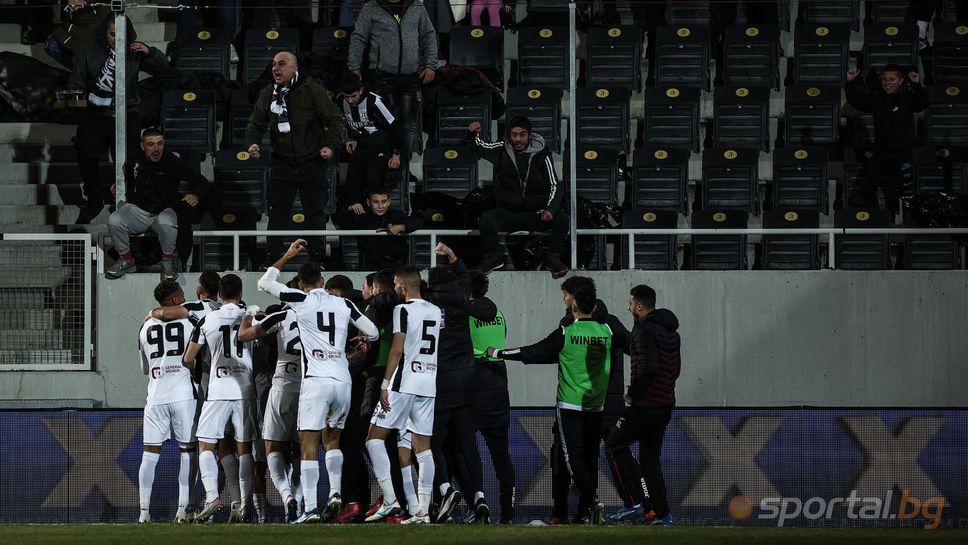 Футболистите на Локомотив Пловдив си спретнаха здрав купон в съблекалнята