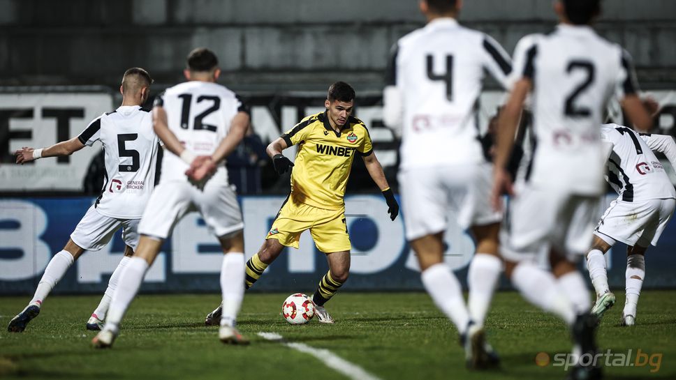 Локо 1:0 Ботев, греда за домакините