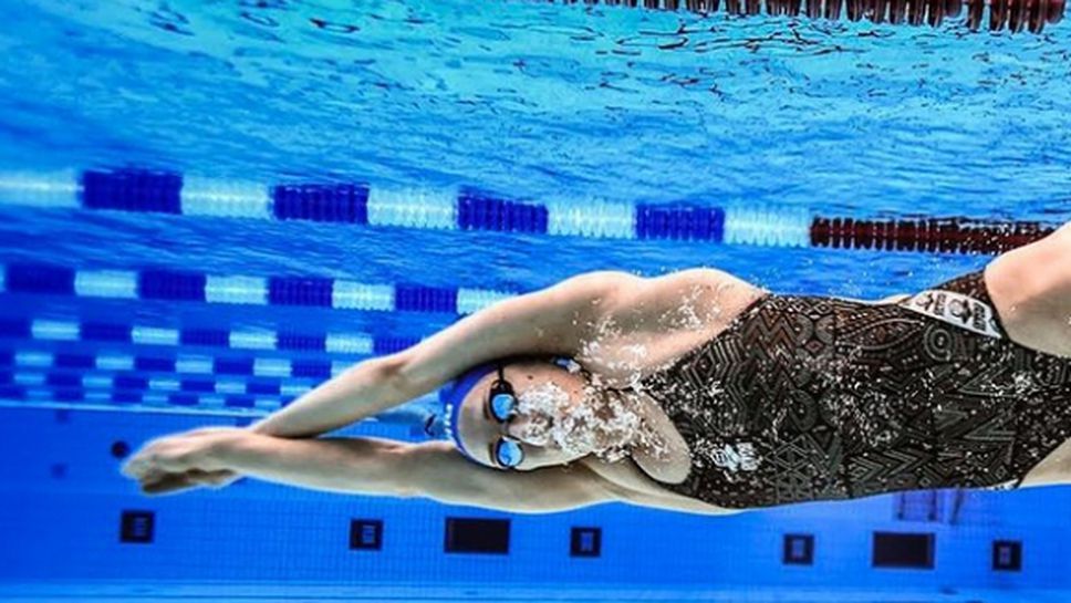 Суперзвездата Сара Сьострьом се завърна в басейна след операция