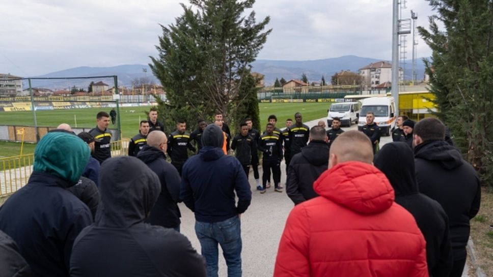 Феновете на Ботев (Пловдив) надъхаха играчите за мача с Левски