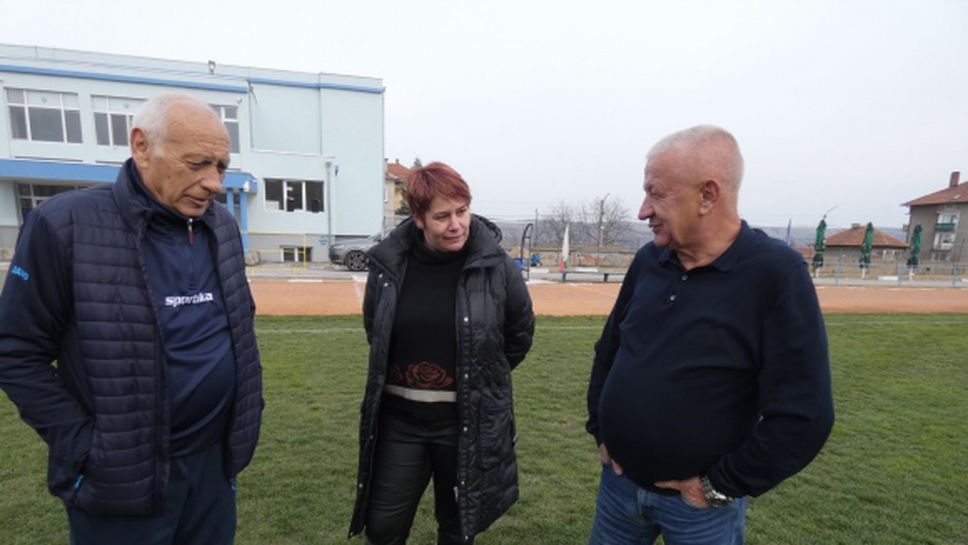 Крушарски дарява седалки за стадиона в Лом