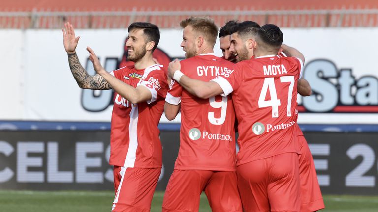  Антов и Монца се приближиха на 3 точки от върха след разгромна победа 