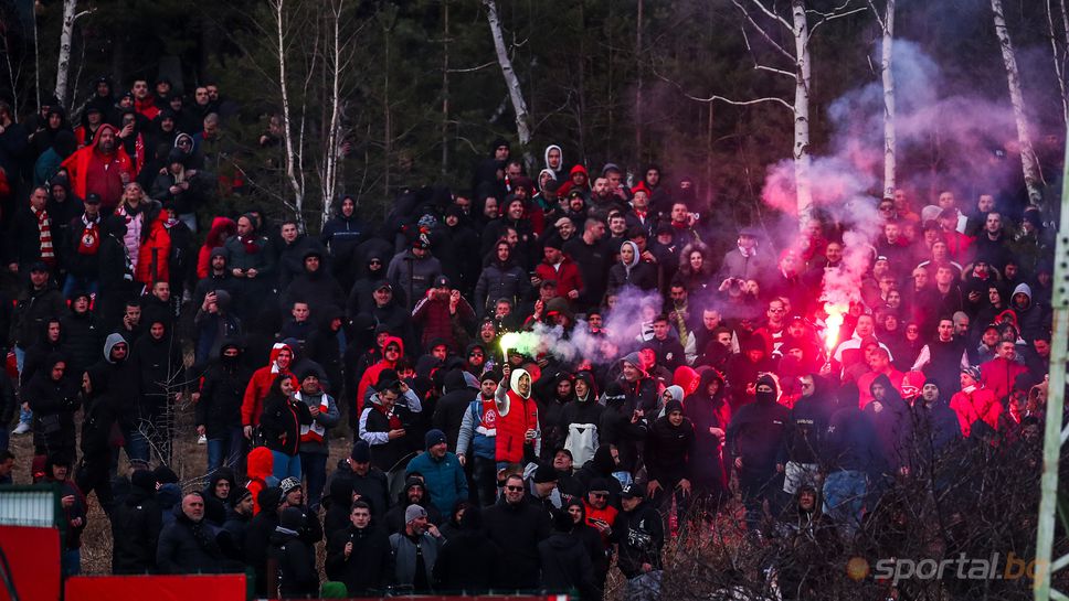 Феновете на ЦСКА - София запалиха факлите след гола на любимците си