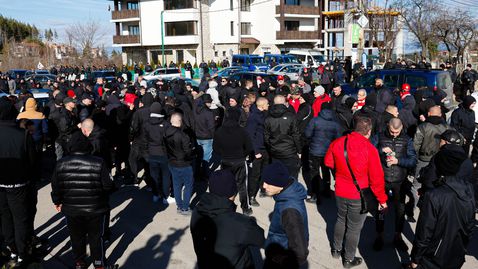 Солиден брой фенове на ЦСКА - София се събраха около стадиона в Бистрица