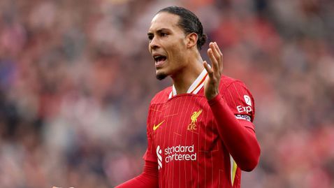  Ван Дайк заловен в диалог с Луис Кампус и президента на ПСЖ 