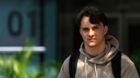 Какво ще прави Оскар Пиастри през април?