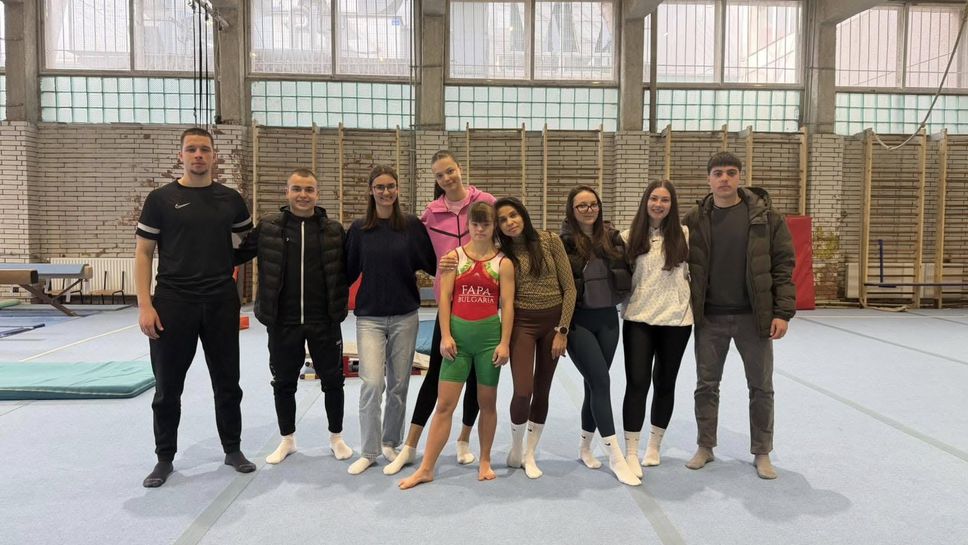 Състезателката на ФАФА Радена Ангелова демонстрира тренировка пред студенти от НСА