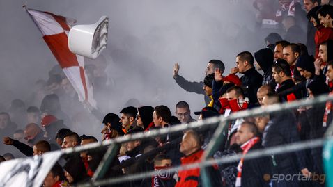 "Червените" фенове чупят и хвърлят седалки по време на мача със Славия